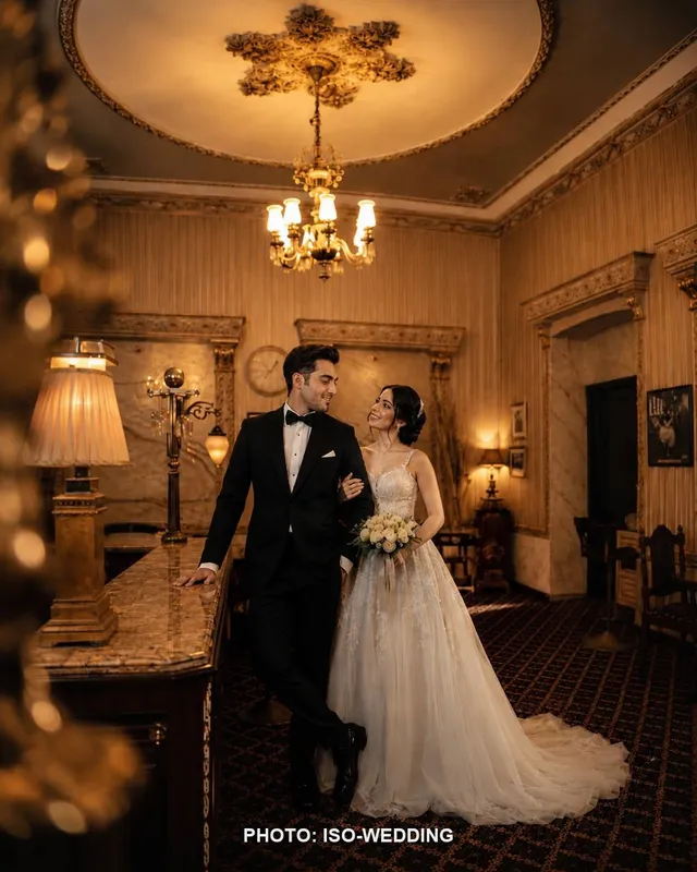 العروس والعريس على الدرج العتيق لفندق Grand Hotel de Londres في إسطنبول